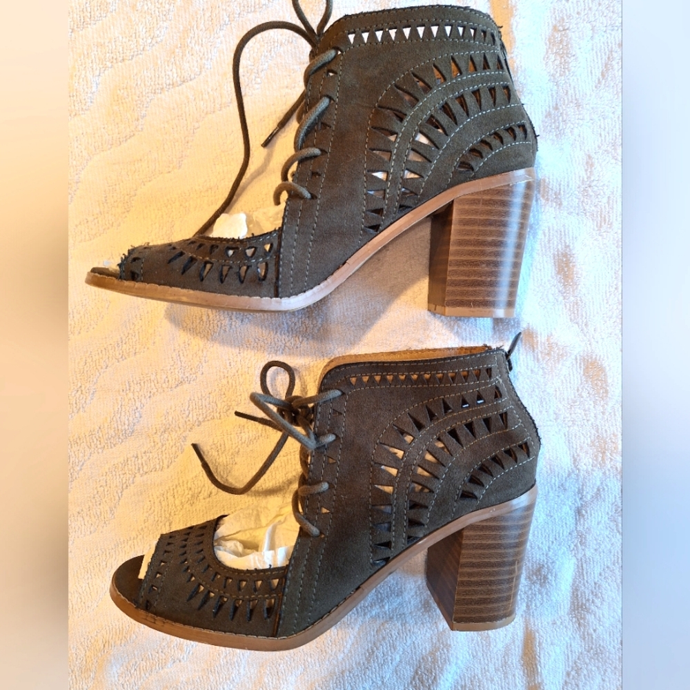 Canyon River Blues dark green laser cut lace up stacked heel sandals - size 7